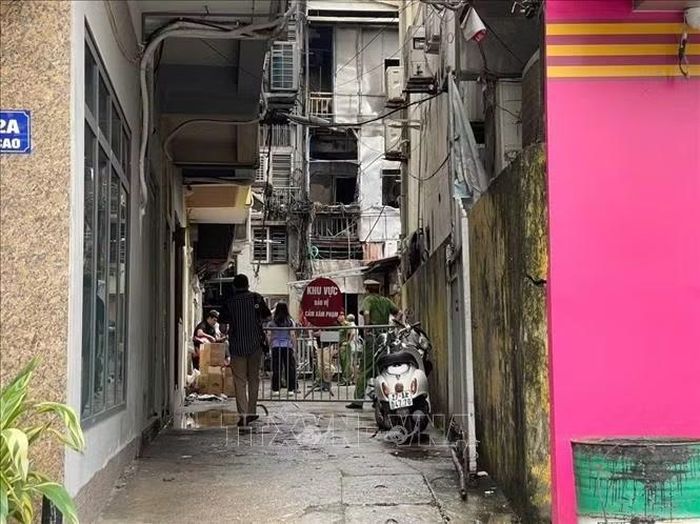 Ngôi nhà trong ngõ 2B Văn Cao, phường Tây Hồ, thành phố Hà Nội bị hư hỏng sau vụ cháy xảy ra rạng sáng 16/9/2026.