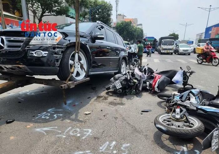 Hiện trường vụ tai nạn khiến các phương tiện hư hỏng.