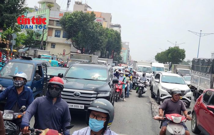 Giao thông qua khu vực tai nạn gặp nhiều khó khăn.