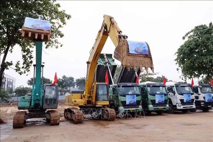 Các phương tiện cơ giới thực hiện nghi thức khởi công dự án.
