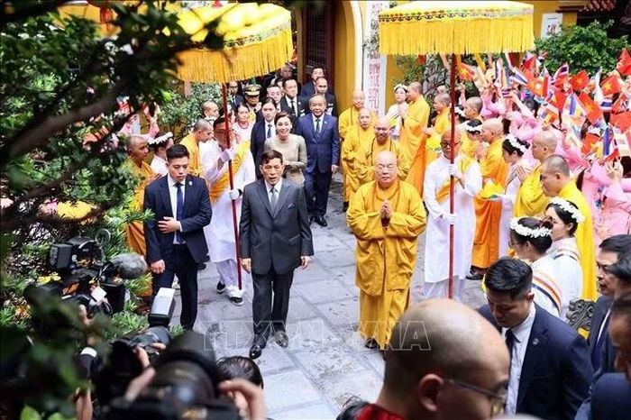 Trưởng lão Hòa thượng Thích Thanh Nhiễu, trụ trì chùa Quán Sứ cùng các chư tôn đức tăng ni đón Nhà vua Thái Lan Maha Vajiralongkorn Phra Vajiraklaochaoyuhua và Hoàng hậu Suthida Bajrasudhabimalalakshana. Ảnh: An Đăng/TTXVN