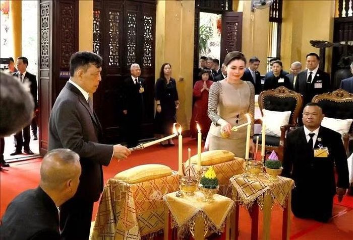 Nhà vua Thái Lan Maha Vajiralongkorn Phra Vajiraklaochaoyuhua và Hoàng hậu Suthida Bajrasudhabimalalakshana thực hiện nghi lễ thắp nến cầu an tại chùa Quán Sứ. Ảnh: An Đăng/TTXVN
