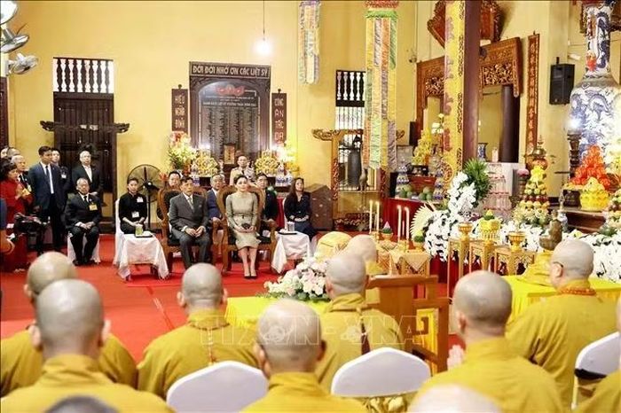 Nhà vua Thái Lan Maha Vajiralongkorn Phra Vajiraklaochaoyuhua và Hoàng hậu Suthida Bajrasudhabimalalakshana dự lễ cầu an tại chùa Quán Sứ. Ảnh: An Đăng/TTXVN