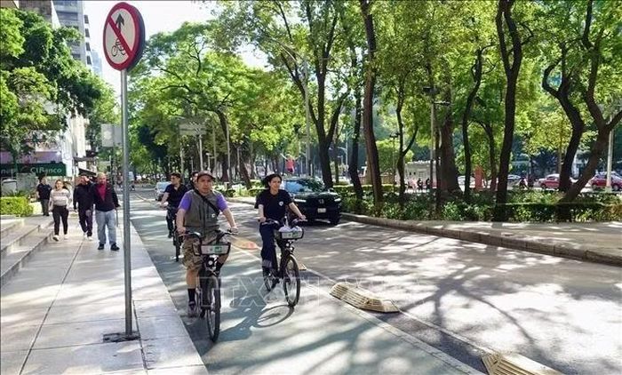 Khách du lịch di chuyển bằng xe đạp thuê thông qua thẻ tín dụng tại trung tâm thủ đô Mexico City.