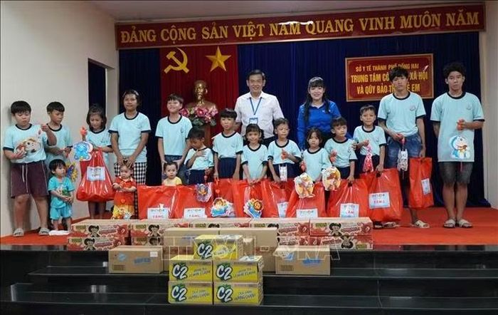 Thành đoàn Đồng Nai tặng quà Trung thu cho các em nhỏ được cưu mang, chăm sóc tại Trung tâm Công tác xã hội và Quỹ Bảo trợ trẻ em thành phố Đồng Nai. Ảnh: Lê Xuân/TTXVN