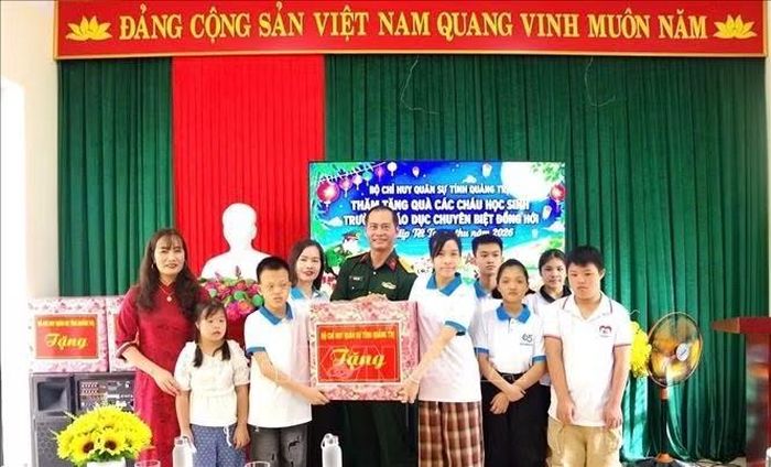 Đại diện Bộ Chỉ huy Quân sự tỉnh Quảng Trị trao tặng những món quà ý nghĩa, góp phần mang đến mùa Trung thu 2026 ý nghĩa và ấm áp yêu thương. Ảnh: TTXVN phát