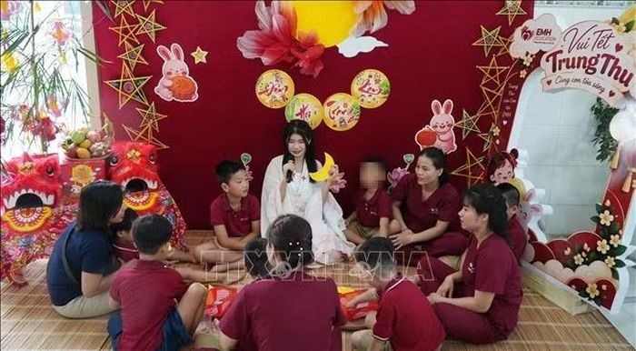 Các em nhỏ được nghe kể chuyện về ngày Tết Trung thu. Ảnh: Lê Xuân/TTXVN