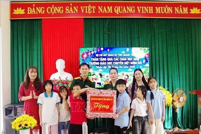 Những phần quà ý nghĩa được Hội Phụ nữ và Đoàn Thanh niên Bộ Chỉ huy Quân sự tỉnh Quảng Trị trao tặng cho học sinh Trường Giáo dục chuyên biệt Đồng Hới. Ảnh: TTXVN phát