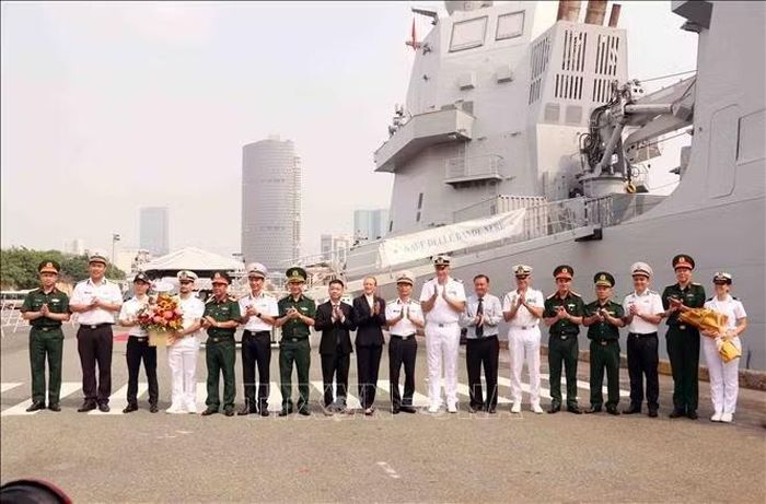 Các đại biểu Việt Nam chụp ảnh lưu niệm cùng các sĩ quan chỉ huy tàu ITS Giovanni delle Bande Nere.