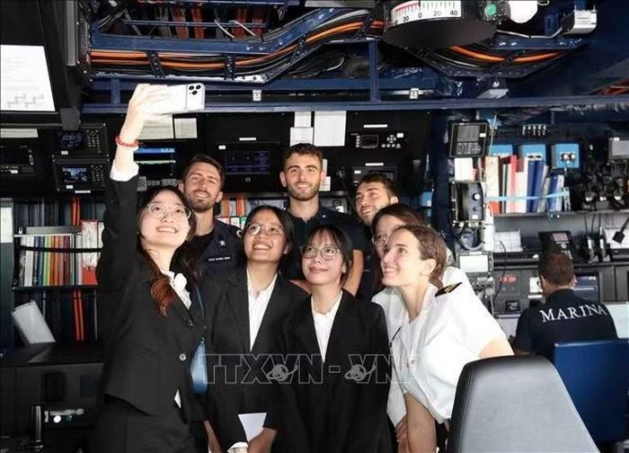 Các thủy thủ chụp ảnh lưu niệm cùng đại biểu đón tàu tại phòng chỉ huy trên tàu ITS Giovanni delle Bande Nere.