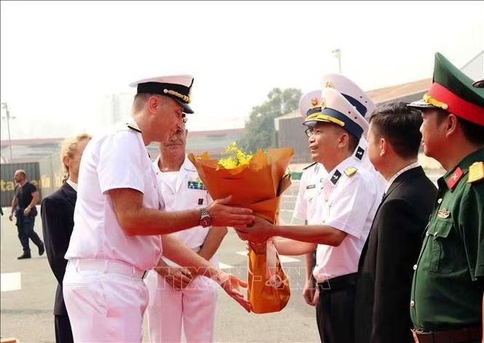 Đại tá Trần Chí Tâm (bên phải), Phó Tham mưu trưởng Bộ Tư lệnh Vùng 2 Hải quân Việt Nam tặng hoa chào mừng Trung tá Lorenzo Malandrucco, Thuyền trưởng tàu ITS Giovanni delle Bande Nere.