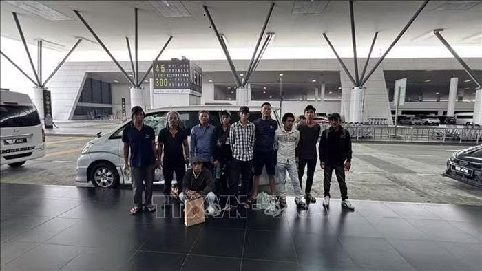 Nhóm 10 ngư dân được được cán bộ Đại sứ quán đưa ra sân bay, làm thủ tục trở về Việt Nam an toàn. Ảnh: TTXVN phát