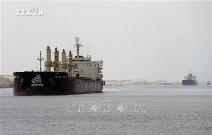 Con tàu di chuyển qua kênh đào Suez ở Ismailia, Ai Cập. Ảnh: THX/TTXVN