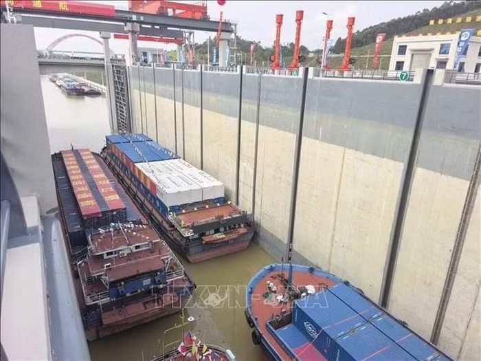 Các tàu chở hàng đi qua các âu tàu tại kênh đào Bình Lục. Ảnh: TTXVN phát