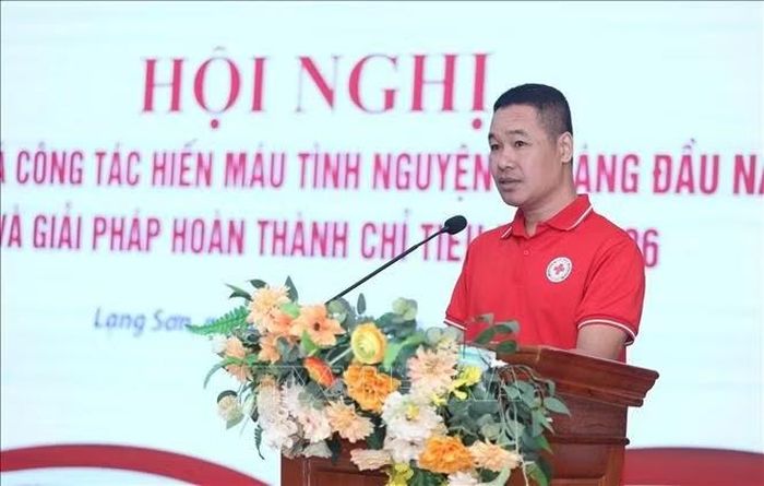 Chủ tịch Hội Chữ Thập đỏ phường Đông Kinh Thân Như Thương tham luận tại Hội nghị.