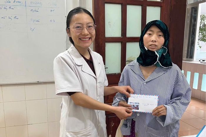 Bác sĩ Lư Thị Súng tặng quà cho những bệnh nhân khó khăn.