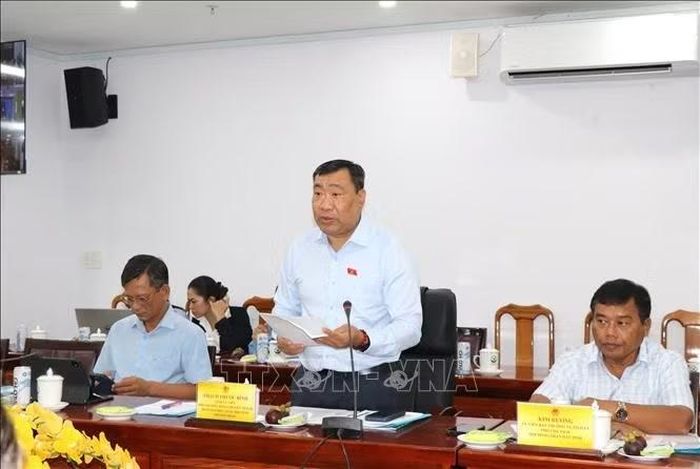 Ông Thạch Phước Bình, Phó Trưởng đoàn chuyên trách Đoàn đại biểu Quốc hội tỉnh Vĩnh Long, Trưởng đoàn giám sát, phát biểu tại buổi làm việc.