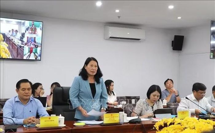 Bà Nguyễn Thị Bé Mười, Phó Chủ tịch UBND tỉnh Vĩnh Long phát biểu tại buổi làm việc.
