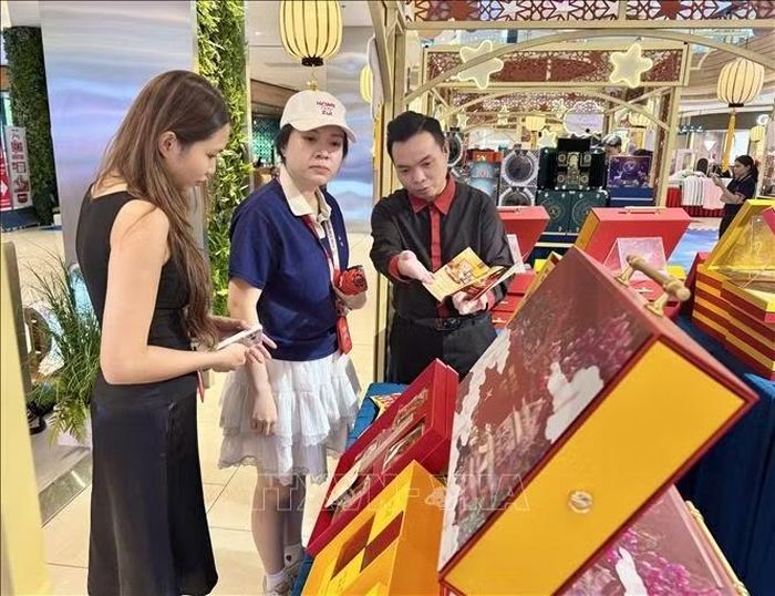 Sản phẩm bánh Trung thu hương vị truyền thống, thiết kế đẹp mắt thu hút người tiêu dùng. Ảnh: Hương Giang/TTXVN