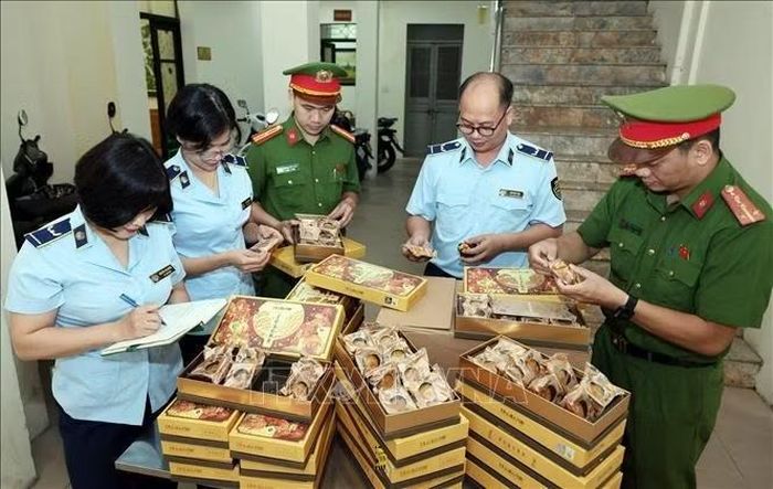 Bánh trung thu nhập lậu bị Lực lượng QLTT số 5 phối hợp Công an phường Hai Bà Trưng thu giữ buộc tiêu hủy. Ảnh: Trần Việt/TTXVN