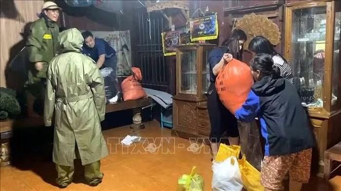 Lãnh đạo xã Linh Sơn, Thanh Hóa xuống hiện trường hỗ trợ người dân di rời đến nơi an toàn.