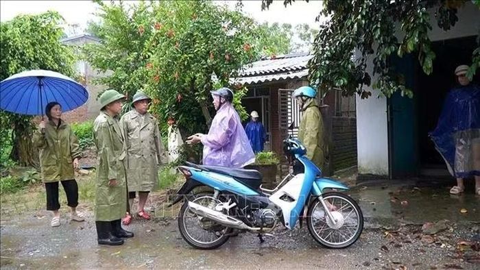 Lãnh đạo xã Linh Sơn, Thanh Hóa xuống hiện trường hỗ trợ người dân di rời đến nơi an toàn.