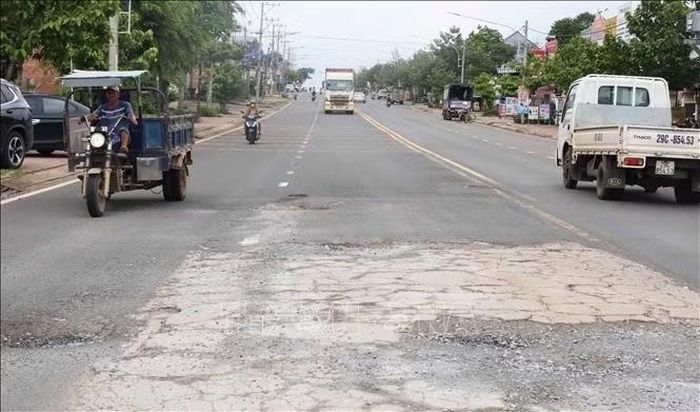 Tại một số đoạn, mặt đường bị biến dạng, chắp vá nhiều lần, tạo thành những mảng loang lổ.