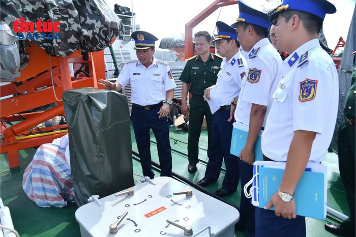 Lãnh đạo Cảnh sát biển Việt Nam và Tổng Công ty Ba Son tham quan tàu CSB 4043.