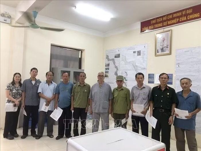 Hội người cao tuổi phường Phú Thượng thực hiện đóng góp ý kiến về điều chỉnh Quy hoạch phân khu đô thị sông Hồng.