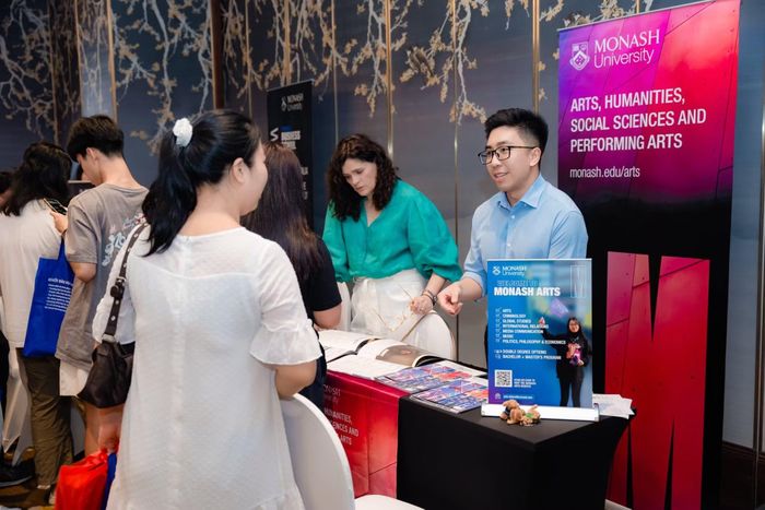 Đại diện từ Monash trực tiếp tư vấn cho phụ huynh và học sinh. Ảnh: Đại học Monash.