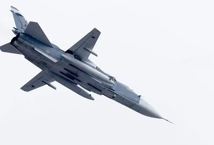 Một máy bay Sukhoi Su-24 của Nga trong lễ kỷ niệm tại Moskva, Nga vào ngày 9/5 /2021. Ảnh: Anadolu Agency