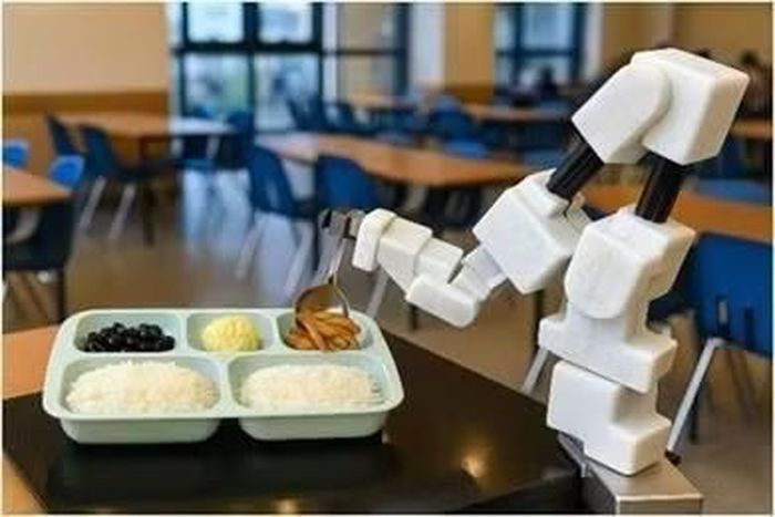 Công ty NT Robot giới thiệu robot hỗ trợ cho ăn dạng mô-đun, có thể di chuyển. Thiết bị được thiết kế nhằm hỗ trợ người cao tuổi và người khuyết tật gặp khó khăn khi tự ăn uống. Ảnh: NT Robot