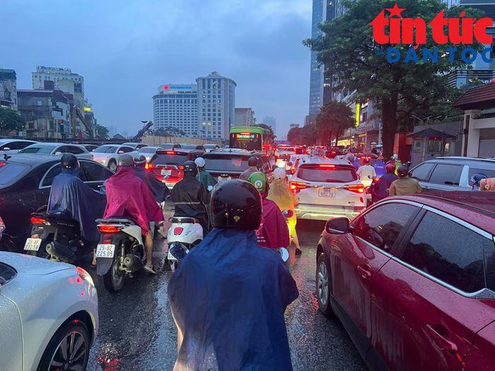 Người dân chật vật di chuyển trên đường Kim Mã trong cơn mưa chiều tối 16/9.