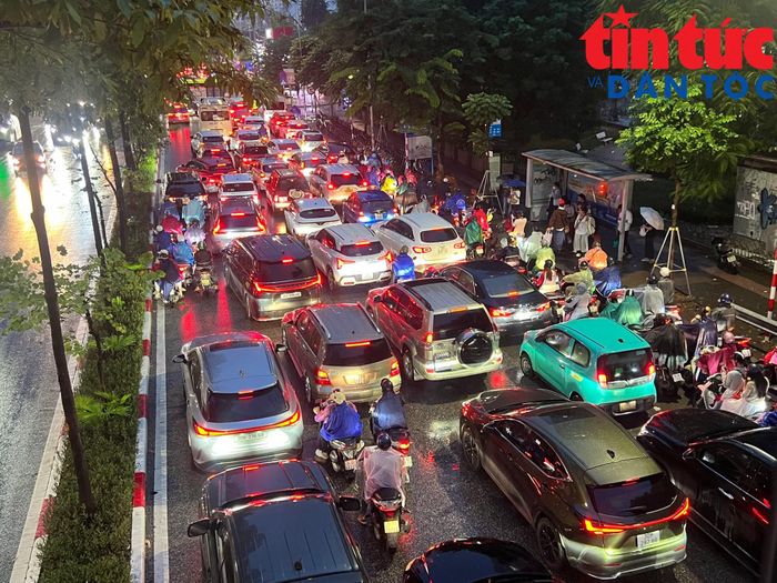 Đường Nguyễn Chí Thanh đoạn qua nút giao với đường La Thành ùn tắc kéo dài do đang có hoạt động thi công.