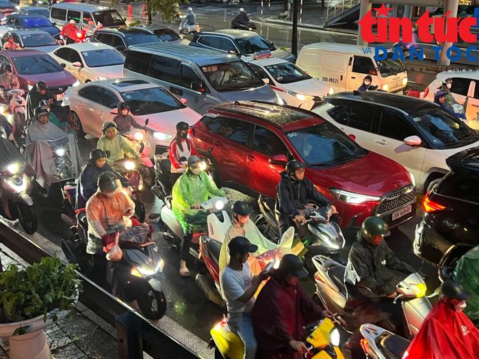 Người dân "chôn chân" trên đường dưới cơn mưa chiều 16/9.