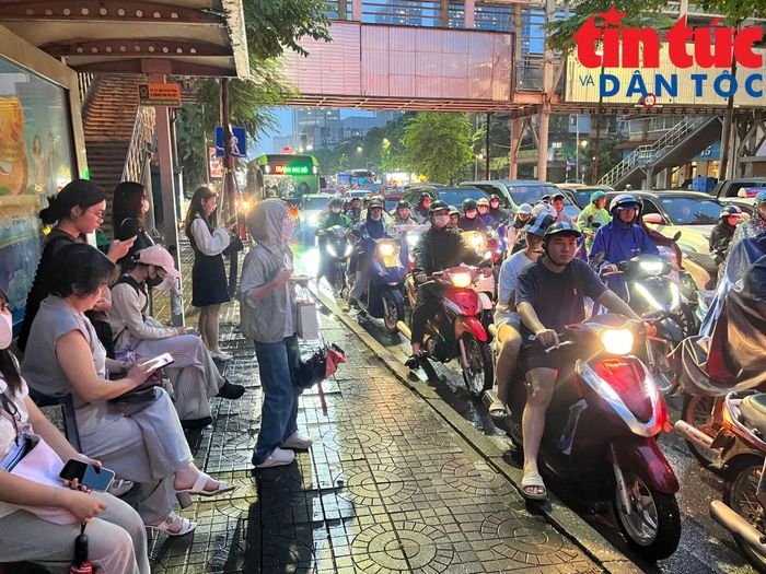 Cả người đi đường và người đứng chờ xe buýt đều bày tỏ mệt mỏi vì tắc đường giờ tan tầm.
