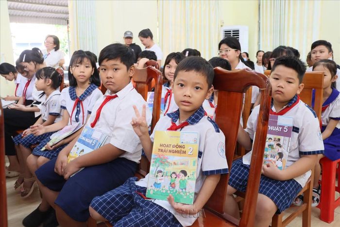 Học sinh xã Nha Bích (TP Đồng Nai) được tặng sách miễn phí trong năm học mới. Ảnh: Đậu Tất Thành/TTXVN