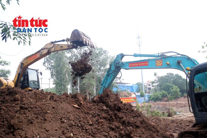 Các thiết bị máy móc vận chuyển đất phục vụ công tác tìm kiếm hài cốt liệt sĩ.