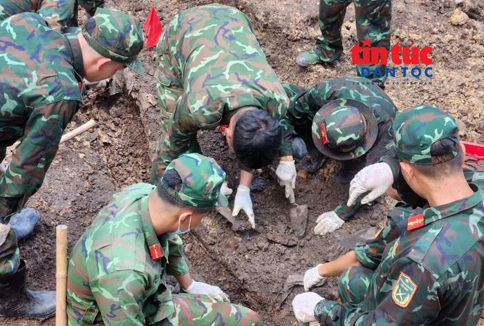 Lực lượng tìm kiếm hài cốt liệt sĩ tại Công viên Lê Thị Riêng.