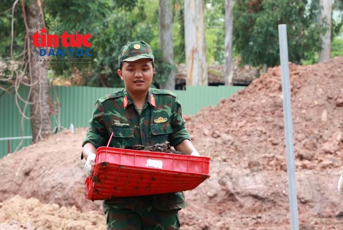 Các hài cốt được đưa vào khu vực lấy mẫu và lưu mẫu.