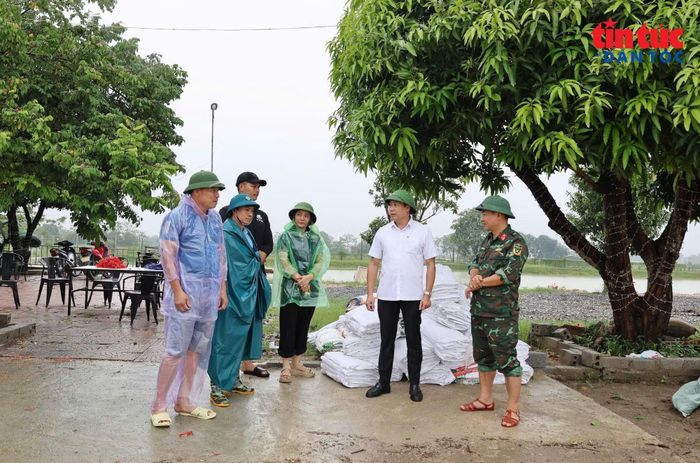 Lãnh đạo xã Xuân Mai yêu cầu các lực lượng cùng với bảo vệ đê, địa phương tiếp tục bơm tiêu, hướng dẫn người dân đưa gia súc, gia cầm ra khỏi vùng có nguy cơ ngập; chủ động thu hoạch hoặc gia cố khu nuôi thủy sản nhằm giảm thiệt hại.