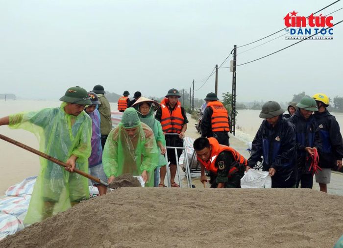 Đê Bùi 2 qua địa bàn Xuân Mai dài khoảng 2,8 km, cao trình phổ biến 6,7-7 m, có nhiệm vụ ngăn chậm lũ vào khu dân cư các thôn: Tiến Tiên, Nam Phương, Việt An.