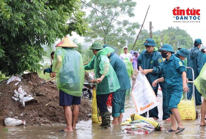 Lãnh đạo xã Xuân Mai yêu cầu các lực lượng duy trì trực 24/24 giờ, thường xuyên cập nhật mực nước sông Bùi và tình hình thượng nguồn để chủ động ứng phó.