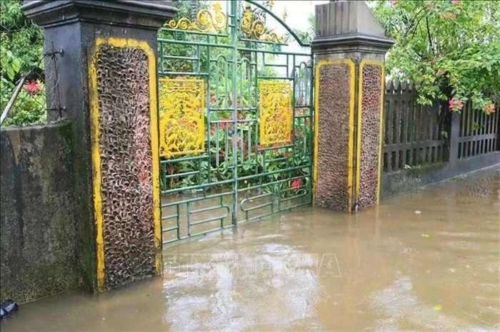 Mưa lớn kéo dài khiến nhiều khu vực xã Quỹ Nhất ngập từ 40-50cm. Ảnh: Công Luật/TTXVN