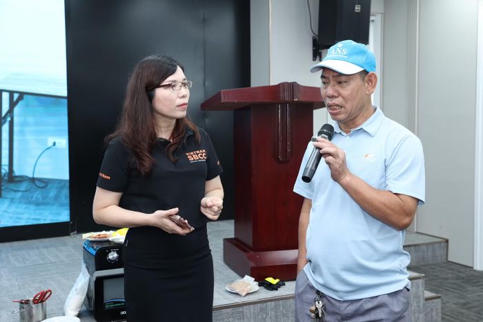 Ông Nguyễn Văn Hùng, từng là chủ cơ sở kinh doanh thịt chó, mèo tại phường Tây Mỗ (Hà Nội), nay đã chuyển sang kinh doanh bia và đồ uống (hình phải).