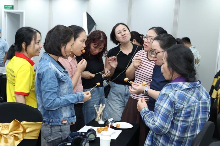 Được sự hướng dẫn trực tiếp từ các chuyên gia ẩm thực và pha chế, một số hộ dân đã được thị phạm, tự tay chế biến các món ăn, đồ uống đang bán chạy, phổ biến trên thị trường.