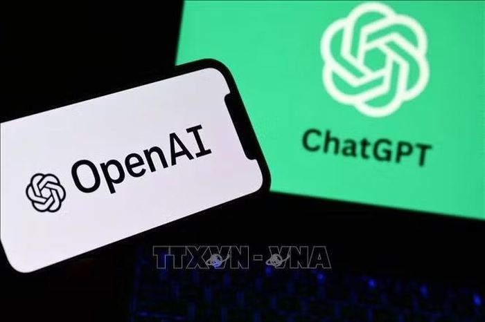Biểu tượng của Công ty trí tuệ nhân tạo OpenAI trên màn hình điện thoại và máy tính ở Manta, Italy. Ảnh: AFP/TTXVN