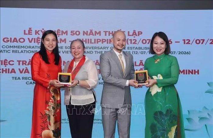 Bà Hà Thanh (ngoài cùng bên trái), Chủ tịch Liên hiệp các tổ chức hữu nghị TP Hồ Chí Minh và bà Phan Thị Hồng Xuân (ngoài cùng bên phải), Chủ tịch Hội hữu nghị Việt Nam- Đông Nam Á TP Hồ Chí Minh tặng quà chúc mừng bà Querobine D. Laccay tân Tổng Lãnh sự Philippines tại TP Hồ Chí Minh và ông Luon Bunvadh, tân Tổng Lãnh sự Vương quốc Campuchia tại TP Hồ Chí Minh.