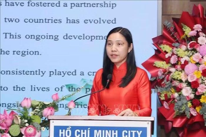 Bà Hà Thanh, Chủ tịch Liên hiệp các tổ chức hữu nghị TP Hồ Chí Minh phát biểu chúc mừng.