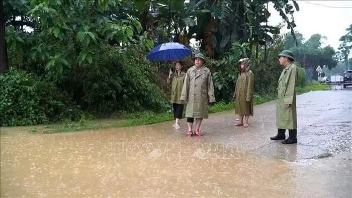 Lãnh đạo xã Linh Sơn, Thanh Hóa xuống hiện trường hỗ trợ người dân di rời đến nơi an toàn.